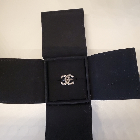 SOLD ✈️ Authentic Chanel Twist CC Logo Ring - Picture 9 of 9